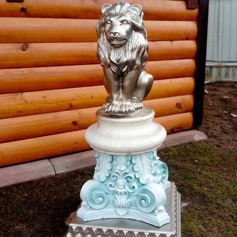 Статуя льва на постаменте вылита из акрилового гипса и гальванизирована.